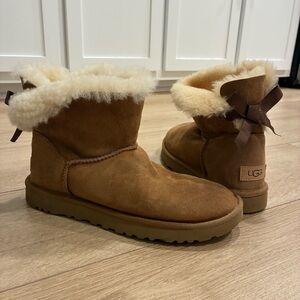 UGG Women’s Mini Bailey Bow II Suede Shearling Short Boot Size 8